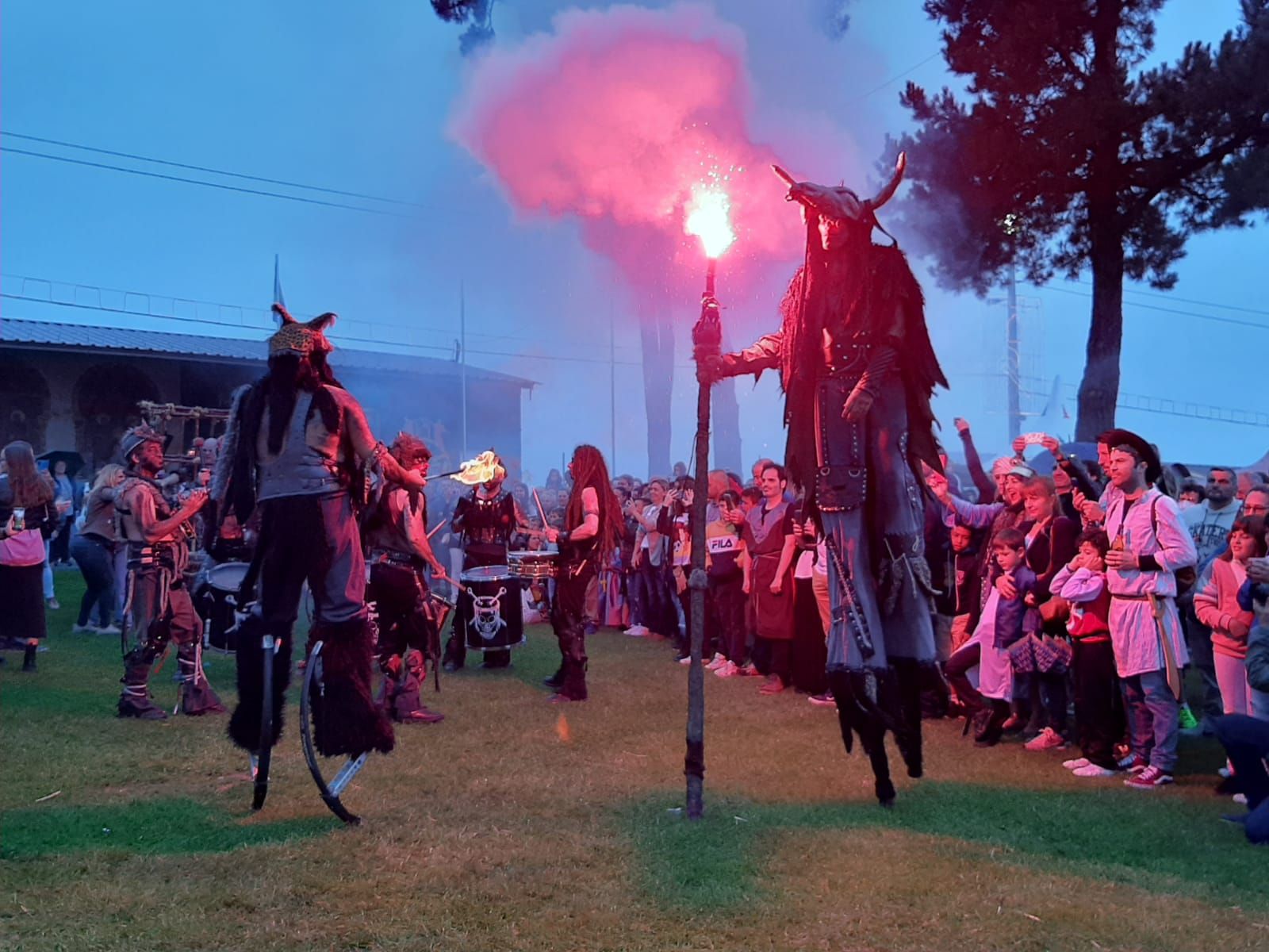 Lleno por Exconxuraos en Llanera: grandes y pequeños disfrutan de la gran fiesta del verano en el concejo