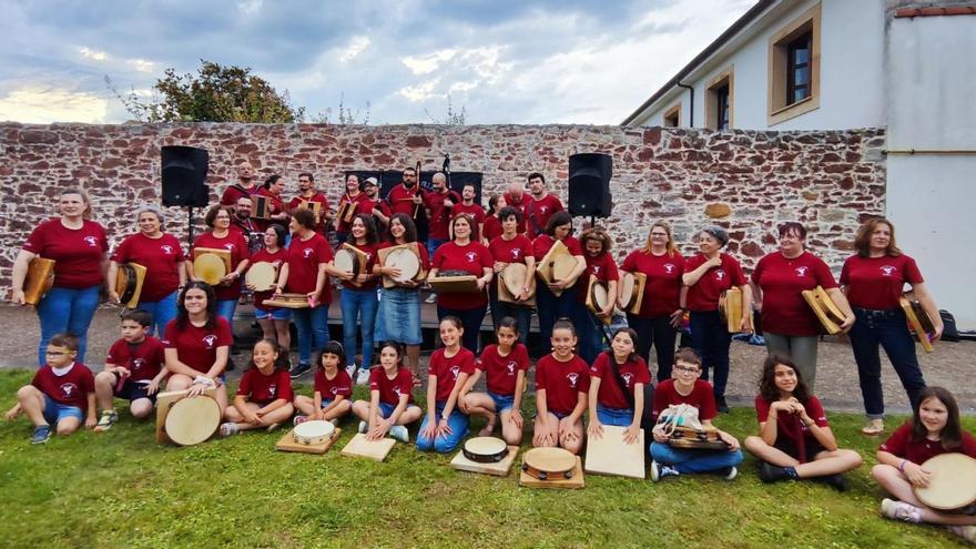 La música tradicional, cuarenta años de cantera en Villaviciosa: la escuela de la Banda de Gaitas celebra su gran fiesta