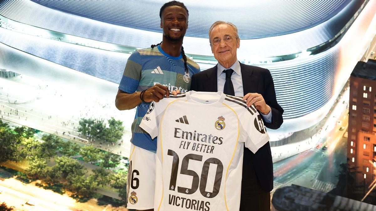 Camavinga posa con Florentino después de la victoria 150 con el Real Madrid.