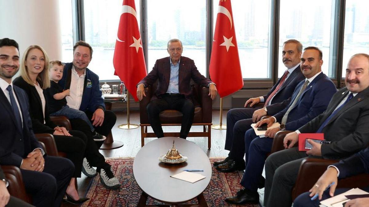 Erdogan y su equipo junto a Elon Musk en la reunión mantenida en Nueva York.