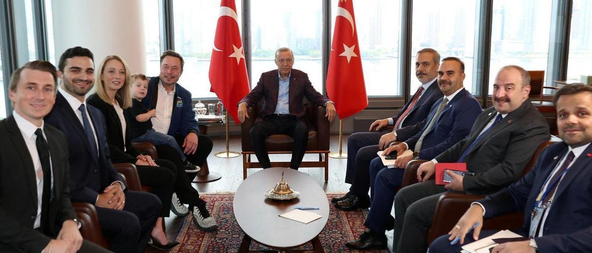 Erdogan y su equipo junto a Elon Musk en la reunión mantenida en Nueva York.