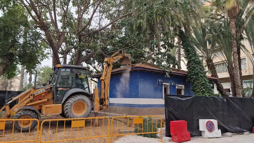 La oficina municipal de la plaza de Capdepont de Torrevieja ya es escombro