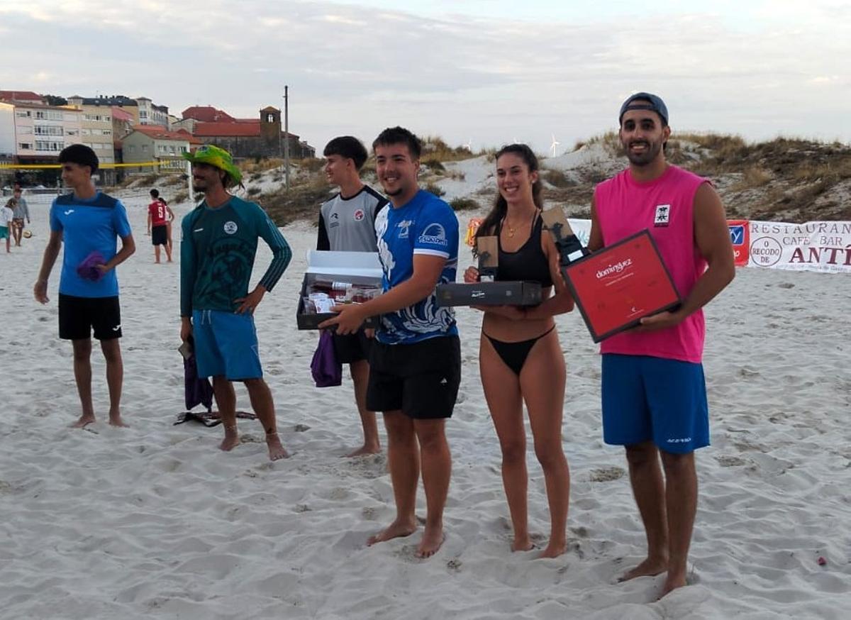 Os representantes dos tres equipos gañadores, a dereita, cos premios.