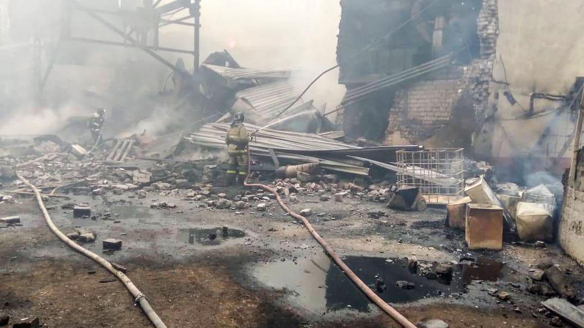 Los bomberos trabajan en las labores de extinción tras la explosión en la planta de fabricación de pólvora y productos químicos de Riazán, este viernes.