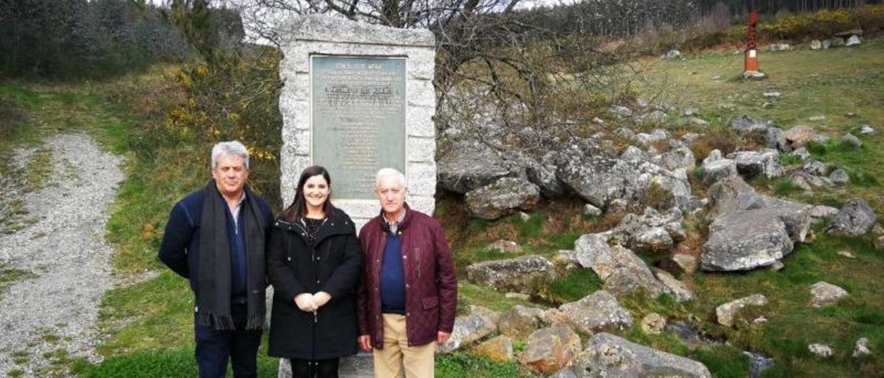 Leticia Santos, entre Víctor Piñeiro y Antonio de Dios, en el nacimiento del Miño.