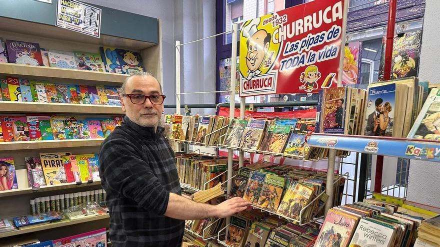 VÍDEO: Un kiosko de El Llano recupera el intercambio de novelas de toda la vida: “Esto va a desaparecer y es una pena”