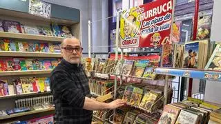 Un kiosco de El Llano recupera el intercambio de novelas de toda la vida: “Esto va a desaparecer y es una pena”