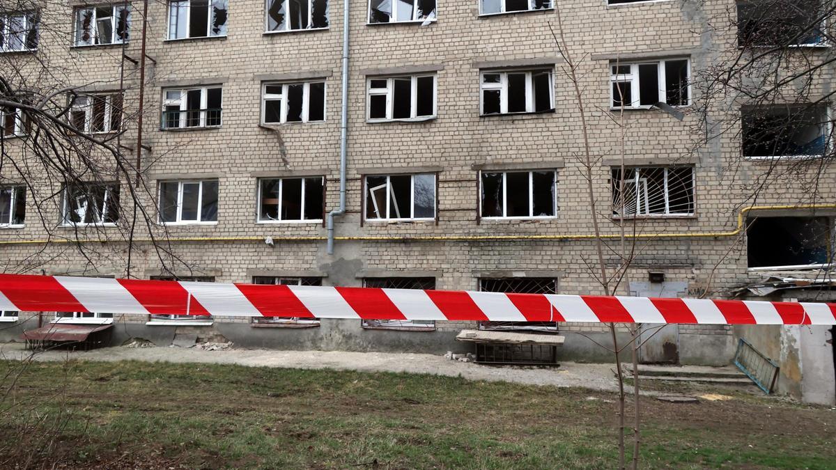 Cordon de seguridad frente a un edificio dañado por un bombardeo ruso en Járkov