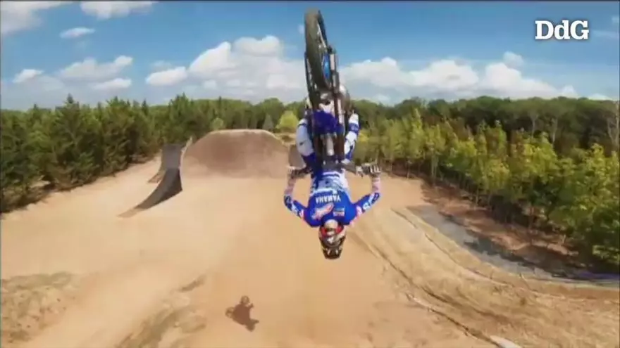 Les increïbles acrobàcies del campió del món de motocròs a Girona a vista de dron