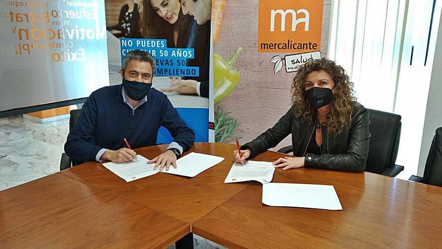 Ismael Navarro y Dolores Mejías en la firma del convenio.