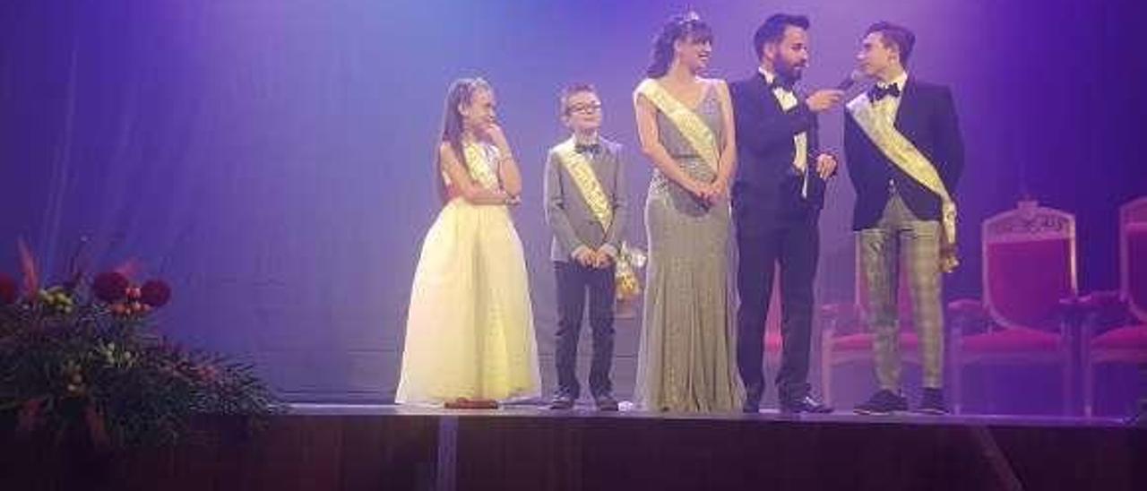 El mago Juan José Armas con los reyes del festival: Emma Llera, Francisco Rodríguez, Carla Suárez e Iván Amandi, durante la gala.