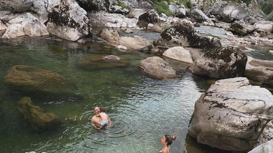 Santiago Abascal (Vox) refresca el verano con un baño en una poza de Asturias