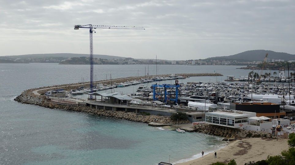 Así avanzan las obras del futuro restaurante panorámico de Puerto Portals, con un diseño rompedor