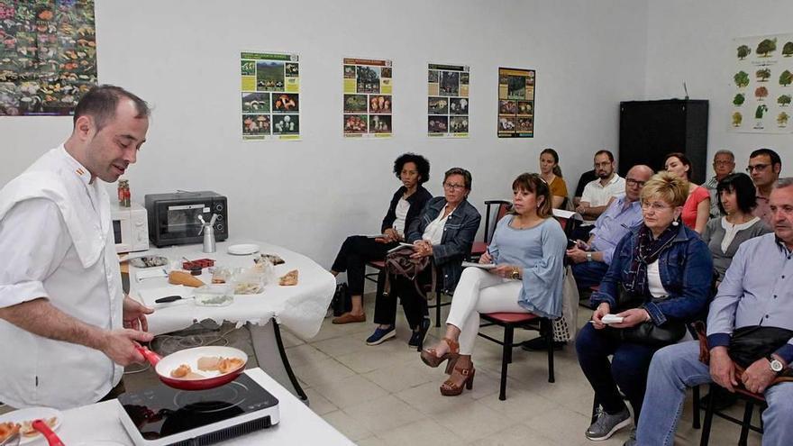 Javier Marcos, con los participantes en la cita organizada por la Sociedad Asturiana de Micología.