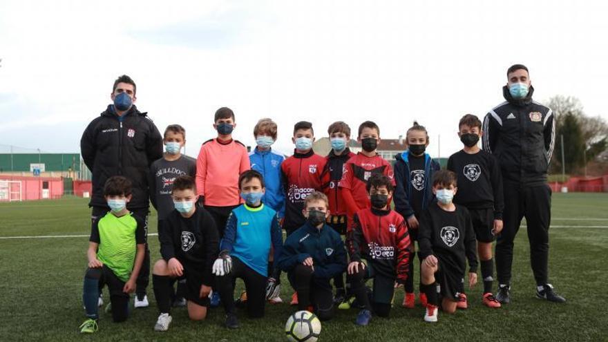 La selección dezana benjamín entrenó ayer en el campo de Outeiriño. |  // BERNABÉ/ANA AGRA