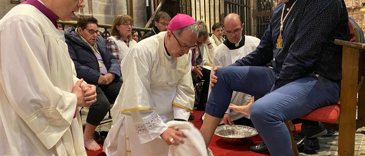 El obispo lava los pies a un feligrés en la Catedral, durante la Misa de la Cena del Señor