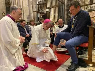 El obispo lava los pies a los zamoranos