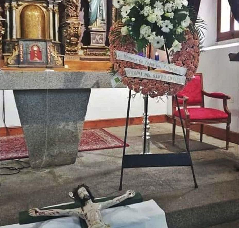 Corona de flores ofrecida por el Santo Entierro de Bercianos. | Ch. S.