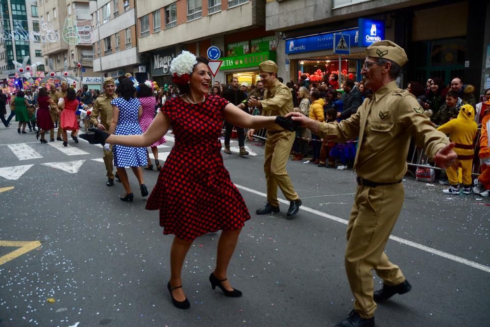 El desfile de comparsas llena las calles de la ciudad de disfraces, colores y buen humor.