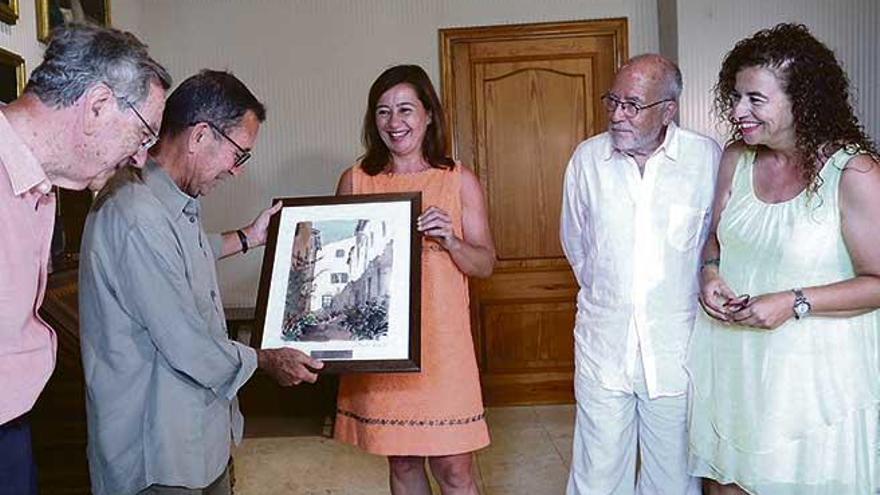 Elías Torres (centro) sujeta un cuadro junto a Francina Armengol y la consellera Pilar Costa.