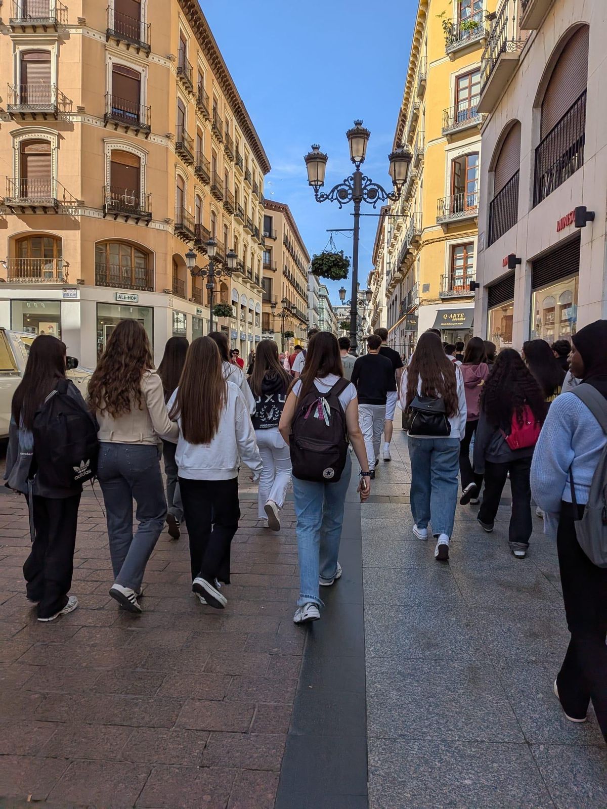 Los alumnos del IES Ítaca de Zaragoza se convierten en guías turísticos y muestran el lado financiero de la ciudad