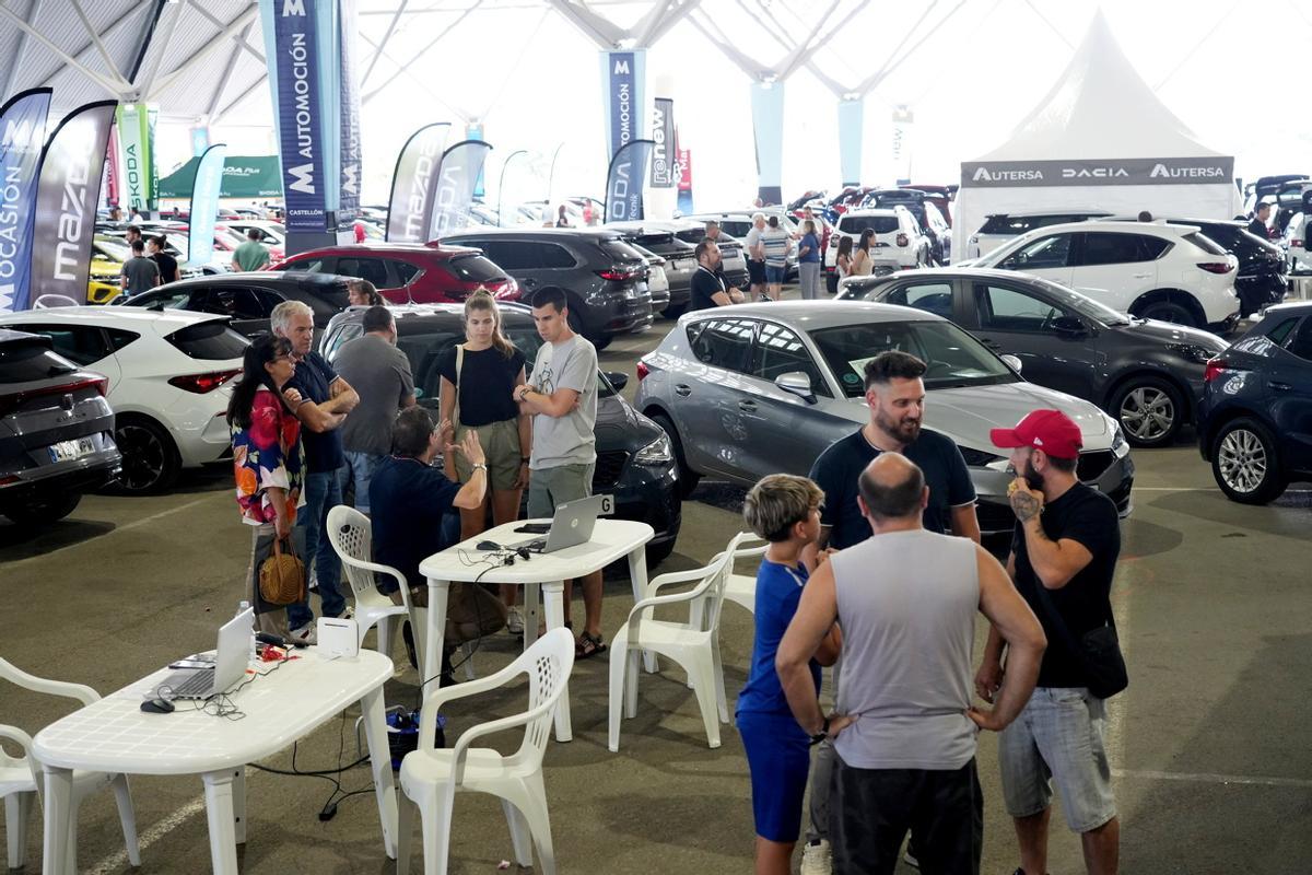 Galería: Los clientes observan los coches de Motorocasión.