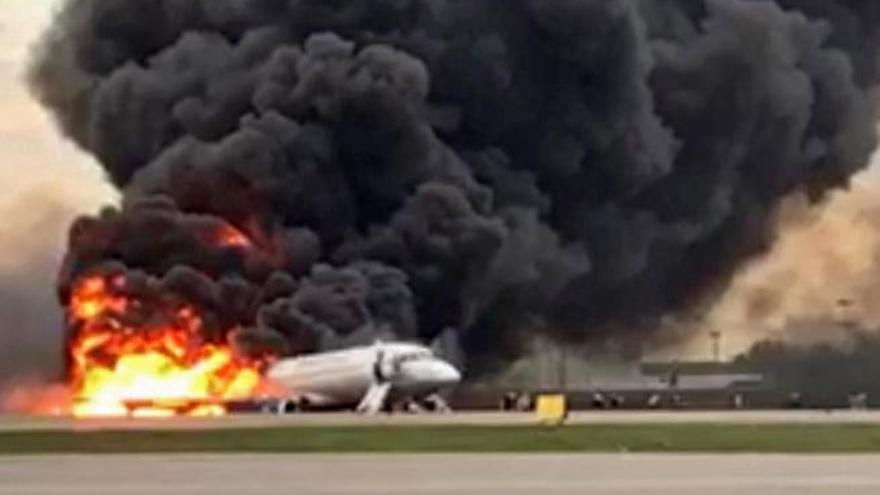 Imagen del avión siniestrado envuelto en llamas.