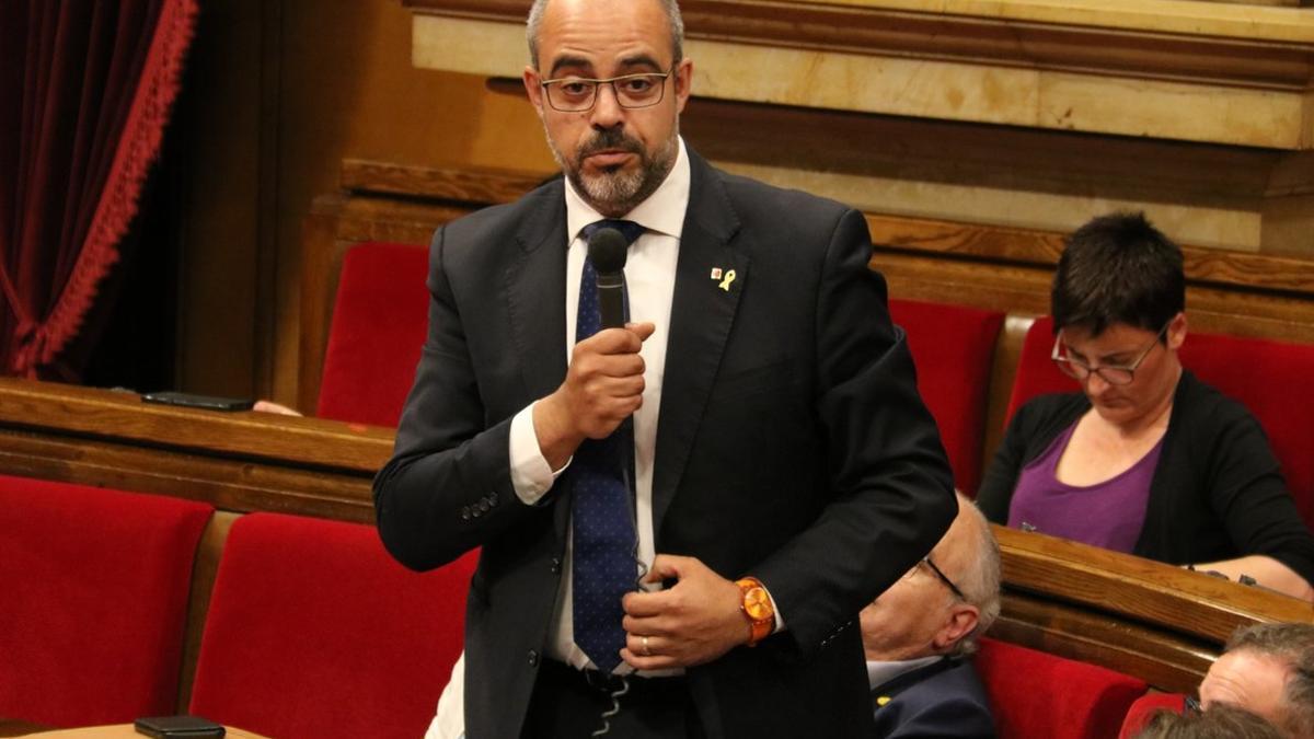 El 'conseller' Miquel Buch, en el pleno del Parlament, este miércoles.