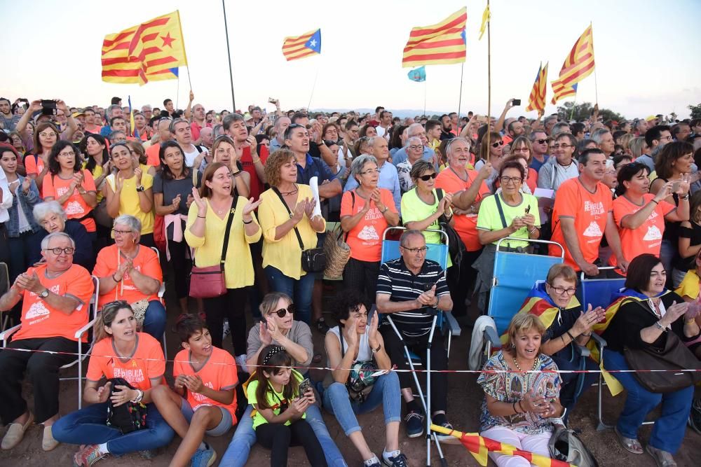 Una multitud omple Lledoners com mai en la vigília de 1-O