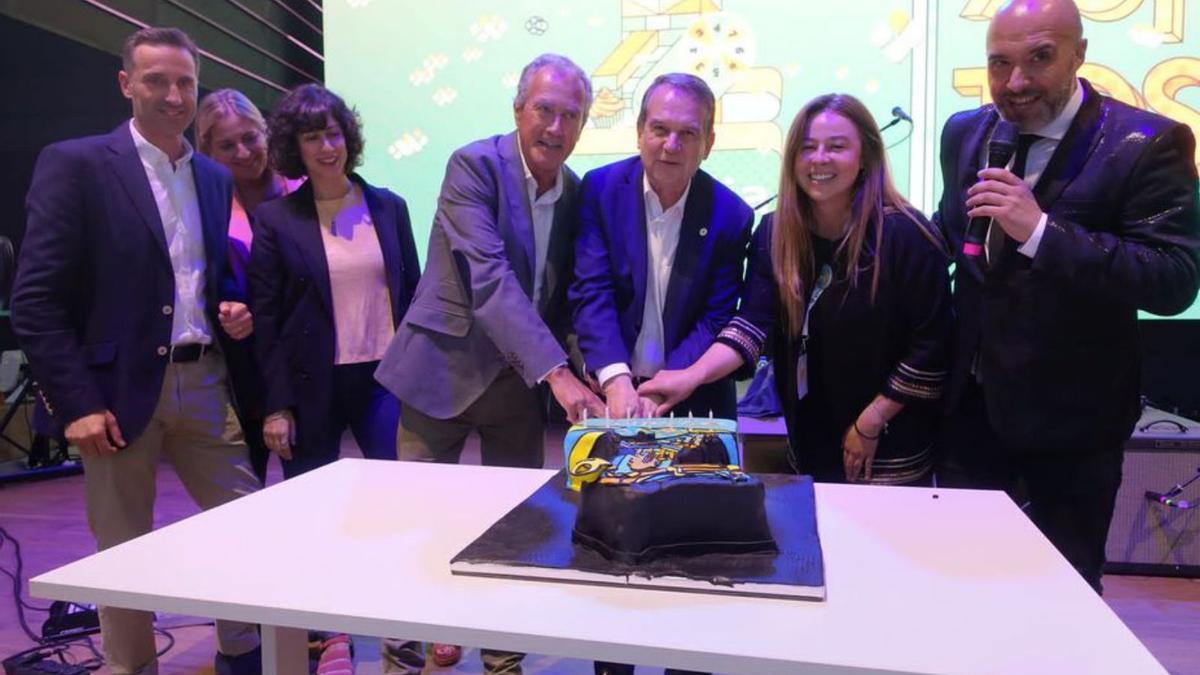 El alcalde, Abel Caballero, y responsables de Vialia cortan la tarta de aniversario