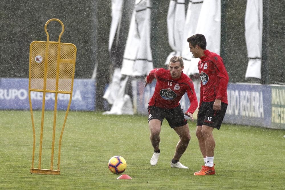 El entrenamiento en Abegondo se desarrolló entre ejercicios de táctica y un partido de once contra once.