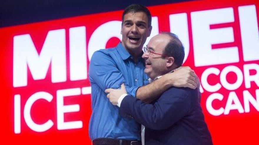 Iceta s&#039;abraça al secretari general del PSOE, Pedro Sánchez, en l&#039;acte celebrat ahir a la capital catalana