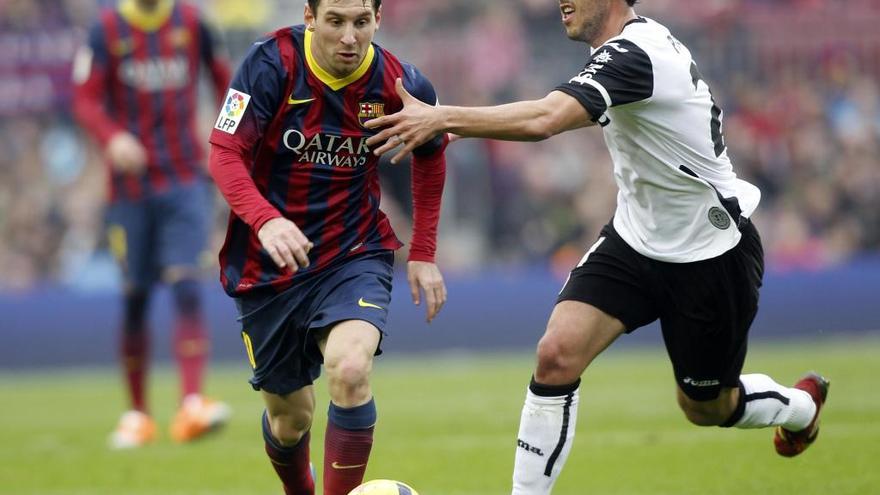 Parejo y Messi, frente a frente.