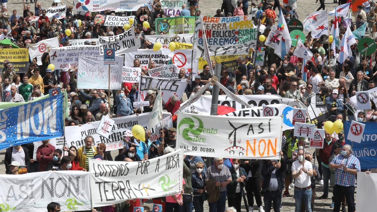 Multitudinaria manifestación en Santiago por un modelo alternativo a los eólicos