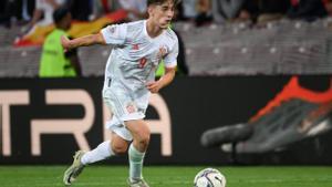 Gavi conduce un balón durante el partido frente a Suiza.