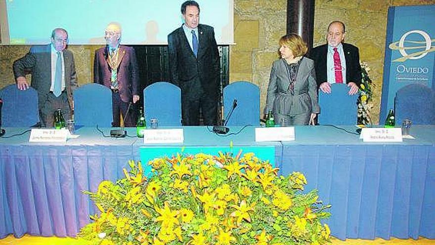 De izquierda a derecha, Jaime Reinares, Faustino Pozo, Ramón Quirós, Carmen Rodríguez y Pedro Riera, en la inauguración del IX Congreso Nacional de la Sociedad Española de Cirugía Laparoscópica, en el Auditorio de Oviedo.