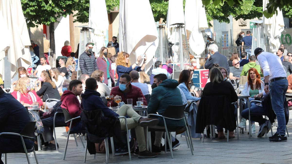 Gente tomando algo en unas terrazas de Zaragoza