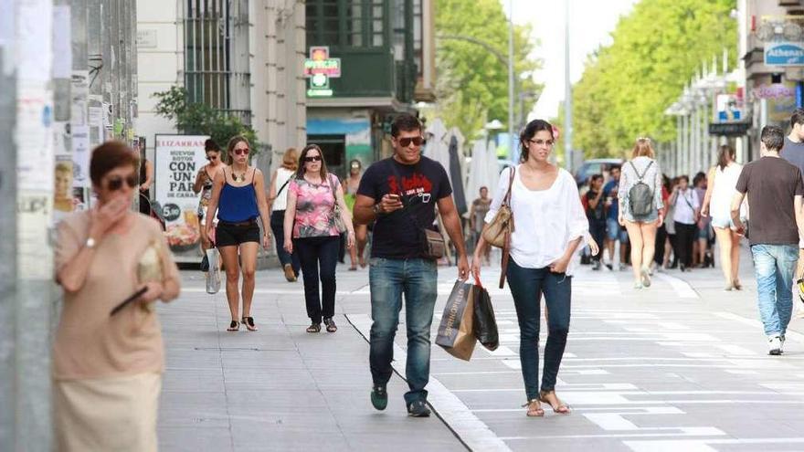 Viandantes por la calle de Santa Clara durante una jornada pasada.