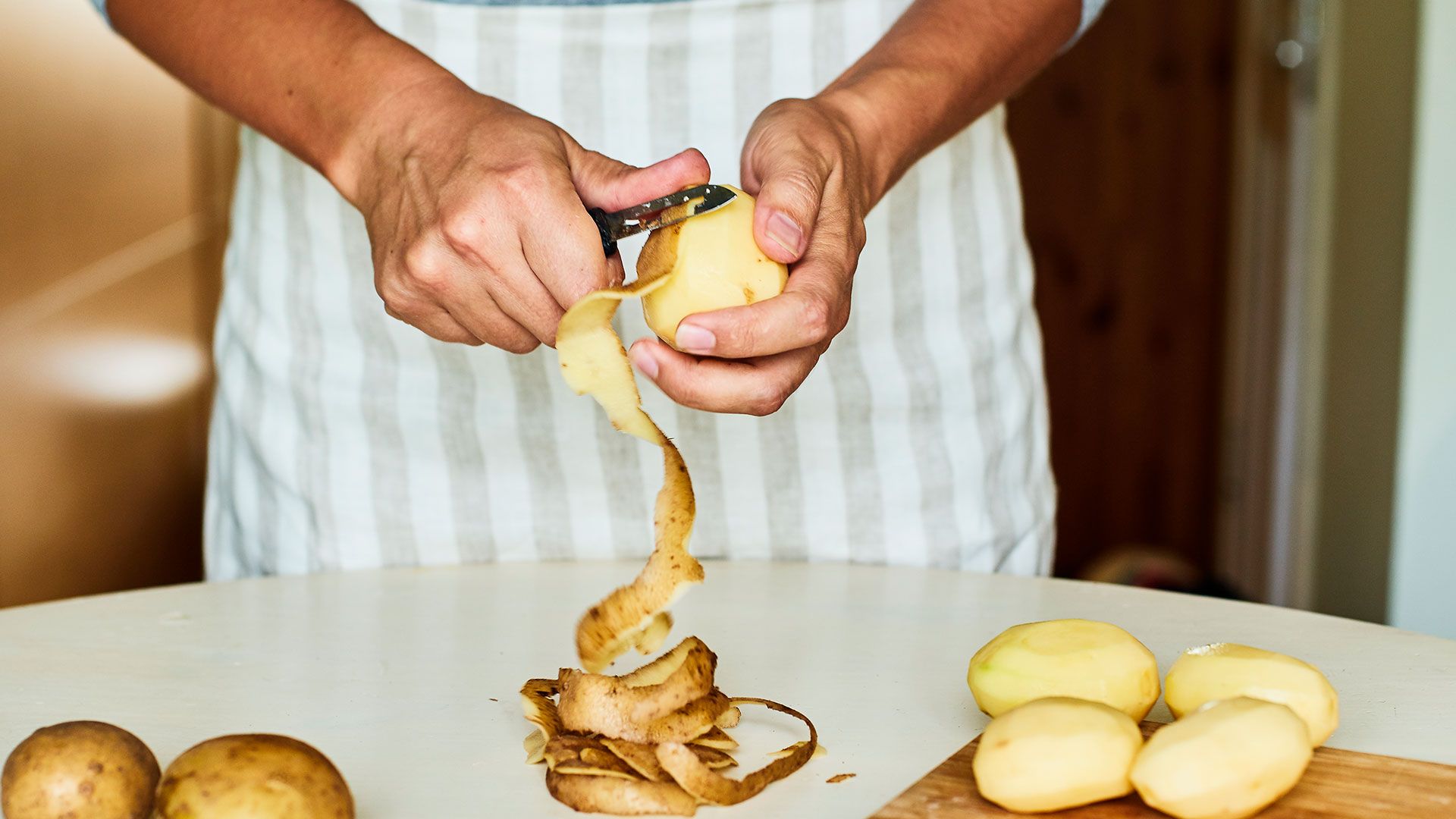 Pelar y cortar patatas