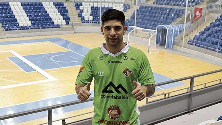 Ángel Claudino posa ayer en el Palau de Son Moix.