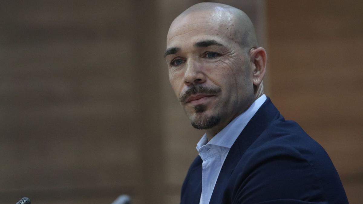 Manolo Gaspar, durante 
una rueda de prensa 
en La Rosaleda.  Álex Zea