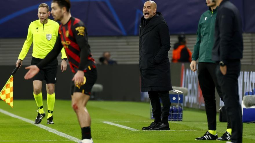 Guardiola da instrucciones a sus jugadores durante el Leipzig-Manchester City.