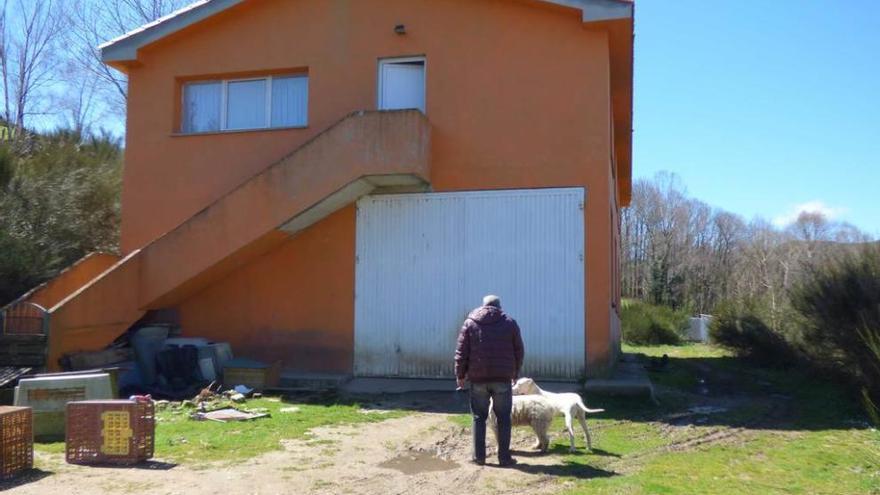 Isidro Rodríguez, con sus perros, delante de su casa.
