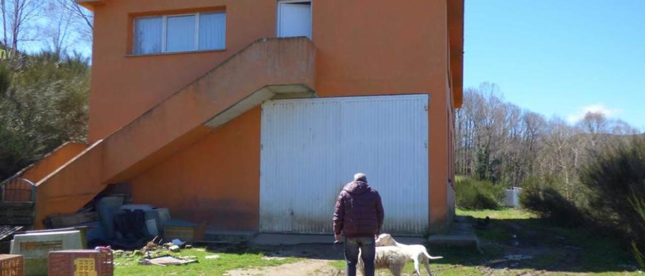 Isidro Rodríguez, con sus perros, delante de su casa.