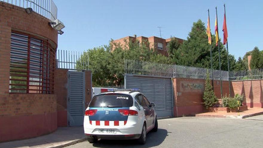 Un vehicle dels Mossos entrant al Centre Penitenciari de Ponent