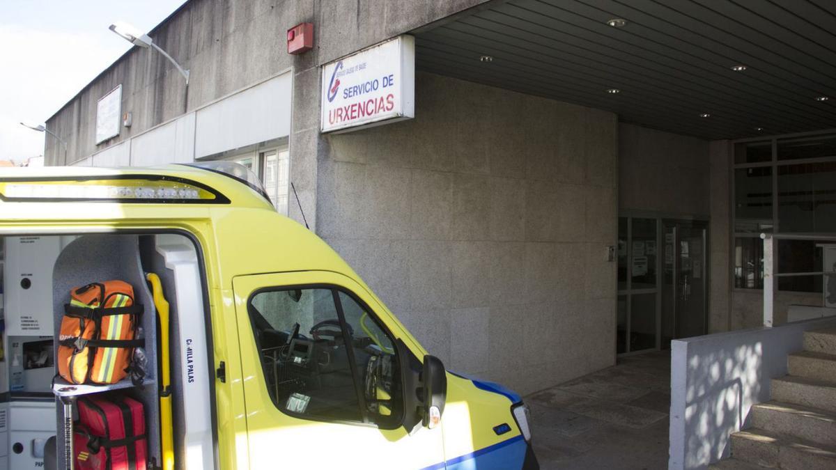 Una ambulancia junto al servicio de urgencias del centro de salud de Lalín.