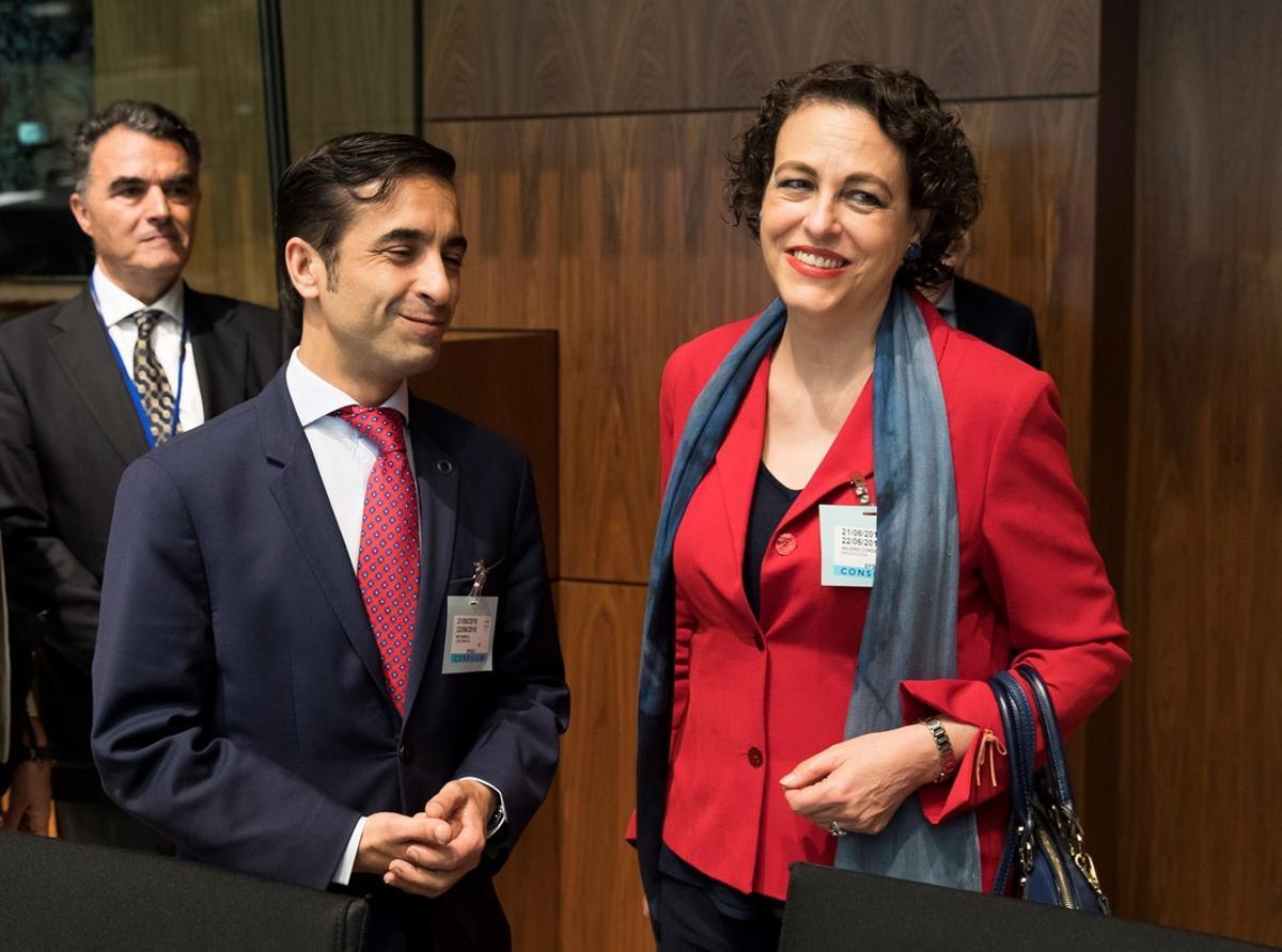 JW01. LUXEMBURGO (LUXEMBURGO), 21/06/2018.- La ministra de Trabajo española, Magdalena Valerio (d), a su llegada al Consejo de Política Social que se celebra en Luxemburgo hoy, 21 de junio de 2018. Valerio se estrena hoy ante sus homólogos europeos en un Consejo de Política Social en el que se abordarán la coordinación de los sistemas de seguridad social en la UE y la conciliación laboral. EFE/ Julien Warnand