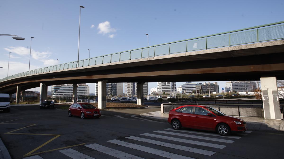 Rotonda bajo el puente de Carlos Marx.