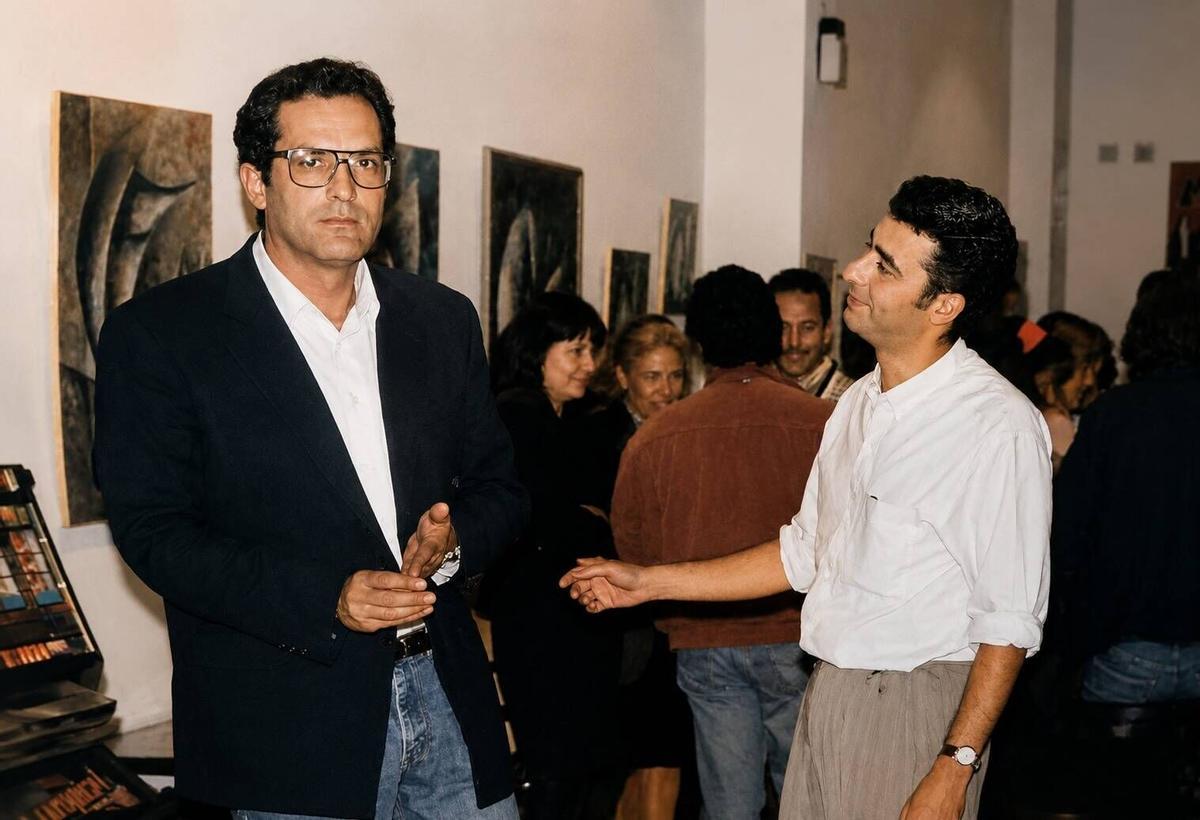 De izquierda a derecha, los artistas Cayetano Martínez y Juan Cabrera en su primera exposición en 1996.