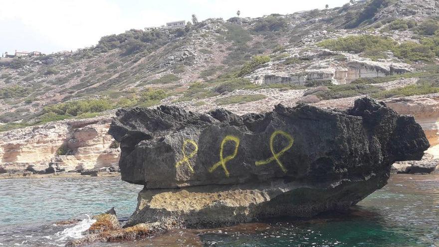 Denuncian la pintada de lazos amarillos en una roca de la costa de Llucmajor